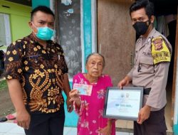 Pemdes Cikole Salurkan BLT-DD Kepada 92 KPM