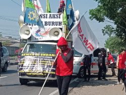 Ratusan Buruh Lakukan Aksi Long March Dari Bandung Menuju Jakarta Tuntut Cabut Undang-Undang Omnibuslaw Cipta Kerja