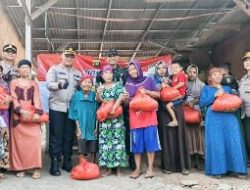 Kapolres Metro Bekasi Dan Dandim 0509 Bagikan Sembako Ke Masyarakat Miskin