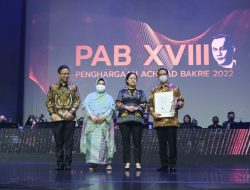Serahkan Achmad Bakrie Award, Puan Apresiasi Dedikasi Dokter Tanggulangi Covid-19
