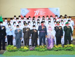 Plt Wali Kota Bekasi Tri Adhianto Kukuhkan 40 Pasukan Pengibar Bendera HUT RI ke-77
