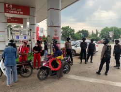 Petugas Sat Samapta Polres Lampung Utara Pantau SPBU
