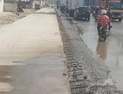 Insident Karyawan Tersangkut Besi Coran Jalan Raya Serang Cibarusah