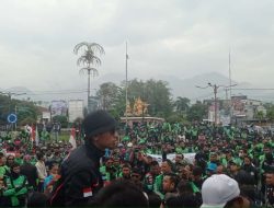 Aksi Damai Aliansi Ojek Online Garut Bersatu Tolak Kenaikan Harga BBM