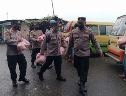 Polsek Kedungwaringin Bagikan Paket Sembako Kepada Sopir Angkutan Dan Tukang Ojek Pangkalan