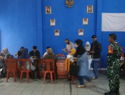 Polisi Dampingi Pembagian BLT BBM Di Kantor Desa Karangpawitan