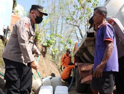 Polres Ponorogo Berikan Bantuan Air Bersih Untuk Masyarakat Terdampak Kekeringan