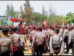 Tidak Di Gubris Oleh PT. Hankook Tire Indonesia, Ribuan Massa Yang Tergabung Dalam Perkumpulan Ormas Peduli UMKM Jebol Pagar Pembatas