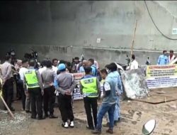 Tiga Tahun Tak Dapat Ganti Rugi, Puluhan Warga Desa Bunder  Gelar Aksi di Terowongan Kereta Cepat
