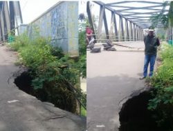 Diduga Developer Perum Griyatama Sekarjati Izinkan Mobil Coran Lintasi Jembatan Cipamingkis Yang Rawan Longsor