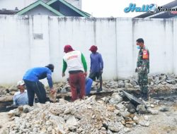 Babinsa Koramil 11 Pebayuran Bersama Warga  Bersihkan Saluran Air