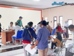 Serma Tarya’in, Anggota Koramil 12/Serang Baru Dampingi Pembagian BLT BBM Dan BLT Sembako Dari Kemensos