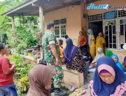 Babinsa Koramil 11 Pebayuran Kawal Puluhan Warga Kampung Cecendet Dapatkan Bantuan BLT BBM