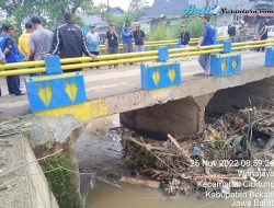 Banyaknya Sampah Nyangkut Di Kaki Jembatan, Warga Khawatir Sebabkan Banjir
