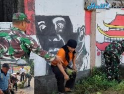 Babinsa Gotong Royong Membersihkan Kampung Pancasila