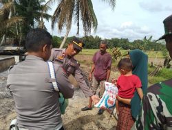 Kapolsek Idi Tunong Serahkan Bantuan Tanggap Darurat Kepada Warga Korban Kebakaran