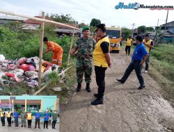 Kapolres Bersama Danramil 12 Serangbaru Bersihkan Lingkungan Kampung Tegal Danas