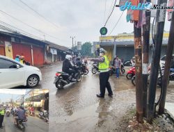 Kanit Lantas Setu Atur Lalu Lintas Depan Pasar Setu
