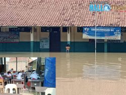 Sekolah Terendam Air, Siswa Terpaksa Laksanakan Ujian Semester Ganjil Di Pencucian Motor