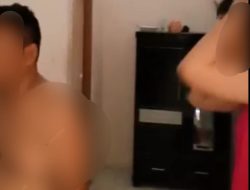Duh! Suami Gerebek Dan Pergoki Istrinya Patgulipat Dengan Oknum Mandor Proyek Di Sebuah Kamar Kost
