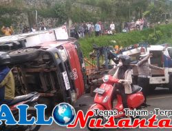 Akibat Rem Tidak Berpungsi, Mobil Bok Bermuatan Gas Terguling