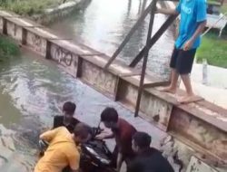 Heboh, Sejumlah Anak-Anak Temukan Satu Unit Sepeda Motor Dalam Aliran Air Sungai