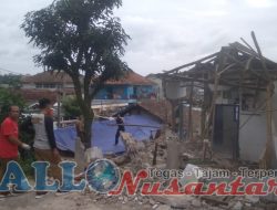 Kades Pakuon Bersama Jajarannya Robohkan Satu Rumah Warga, Dengan Alasan Keamanan