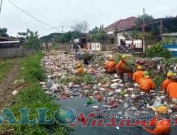 Bersihkan Sampah Sepanjang 500 Meter Tim Biawak UPTD Wilayah II Turun Tangan
