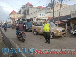 Polsek Sukaresmi Atur Dan Imbau Masyarakat Dan Pengendara Di Perapatan Simpang Empat Pasar GSP