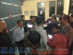 Diduga Akibat Oknum Kades Bikin Video Syur, Puluhan Warga Sambangi Polres Garut