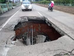 Mobil Pengangkut Batu Bara Diduga Sebabkan Ambrolnya Badan Jalan Lintas Sumatera Di Lampura, APH Diminta Tegas
