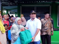 Desa Sukatenang Dilanda Banjir, Bang Bulle Bersama Pemdes Ciantra Bagikan Sembako Kepada Warga Terdampak