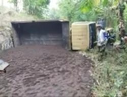 Alami Patah As, Truk Muatan Pasir Dari Arah Tarogong Terguling Di Tanjakan Cinangsi