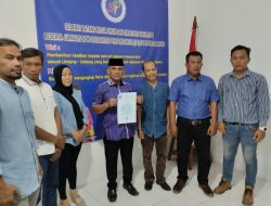 Sekum DPP SPI Serahkan SK Kepengurusan DPW SPI Provinsi Lampung Tahun 2022-2027