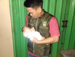 Geger! Diduga Dibuang Bayi Cantik Masih Dililit Ari-ari, Ditemukan Peronda Dikolong Bale Sebuah Warung