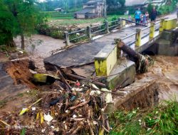 Banjir Bandang Akibat Curah Hujan Yang Tinggi Sebabkan Jembatan Ciputri Ambrol