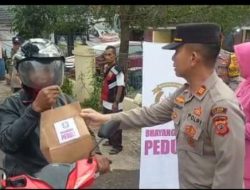 Kapolsek Banyuresmi Beserta Bhayangkari Berbagi Takjil Pada Masyarakat Yang Melintas