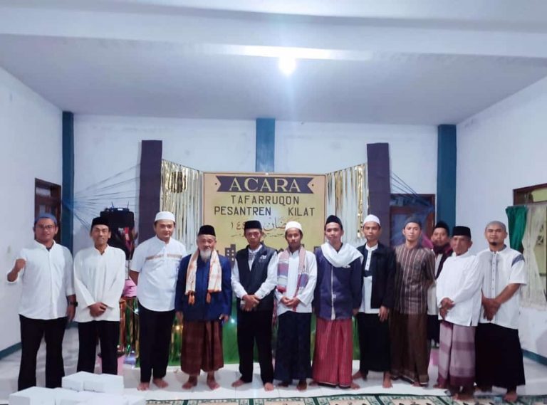 Pada Penutup Pesantren Kilat Ramadhan, Jajaran Pengurus Majelis Dzikir RW 03, Sirnajaya Santuni Anak Yatim