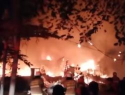 Telah Terjadi Kebakaran Gudang Triplek di Duren Sawit Jakarta Timur