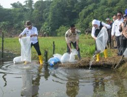 Komitmen Dukung Ketahanan Pangan dan Gizi, Bupati Purwakarta Tebar Ribuan Benih Ikan Nila