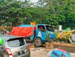 Di Akibatkan Supir Mengantuk Kendaraan Truk Bermuatan Keramik Menabrak Pembatas Jalan.