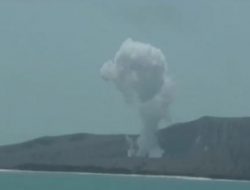 Gunung Anak Krakatau Erupsi Muntahkan Abu Vulkanik