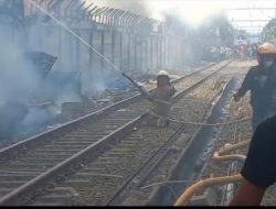 Akibat Kebakaran Hebat di Pademangan, Jalur Kereta Api Tanjung Priok – Kemayoran Lumpuh