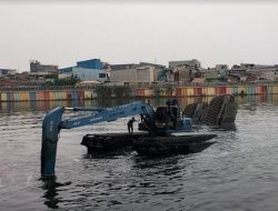 Excavator Terbalik di Danau Sunter Tanjung Priok