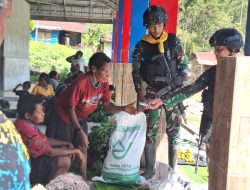 Kepedulian Satgas Mobile Raider 300 Borong Panen Ke Pasar Beoga Distrik Beoga Kabupaten Puncak