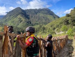 Bakti – Satgas Mobile Raider 300 Siliwangi Bantu Membuat Pagar Kebun Masyarakat Mayuberi