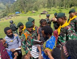 Tebar Kasih Dengan Alkitab dan Kalung Salib – Satgas Mobile Raider 300 Siliwangi Membawa Misi Kemanusian