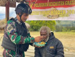 Wujud Kecintaan Satgas Mobile Raider 300 Siliwangi Bantu Lansia