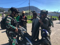 Gaktip Satgas Mobile Raider 300 Siliwangi bersama Satgas Damai Cartenz Polri Pendekatan persuasif dan Sosialisasi