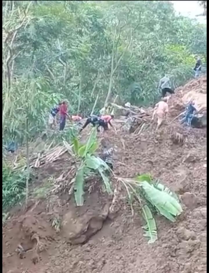 Bencana Alam Longsor Diduga Satu Orang Tertimbun Material Longsoran
